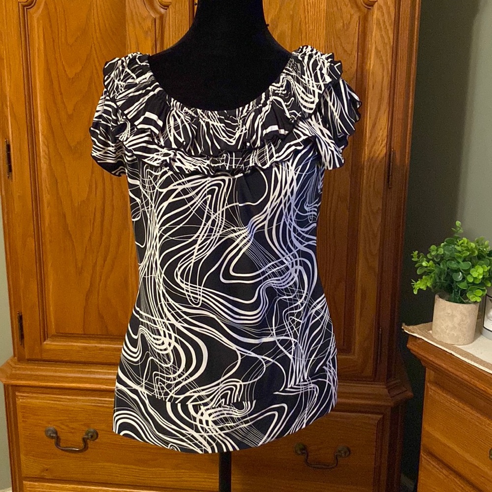 Ladies Blouse, Black & White, ruffle neckline short sleeve, stretchy EUC Large